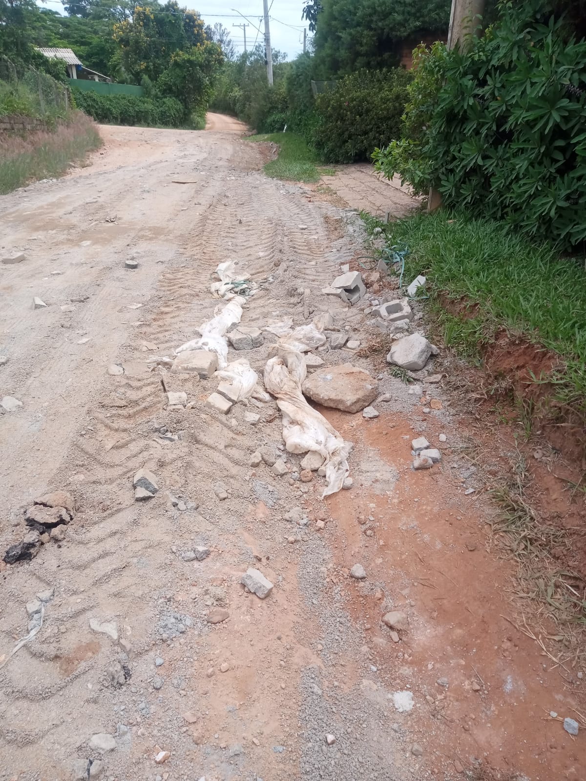 Moradores denunciam restos de construção utilizados para tapar buraco no Guacuri